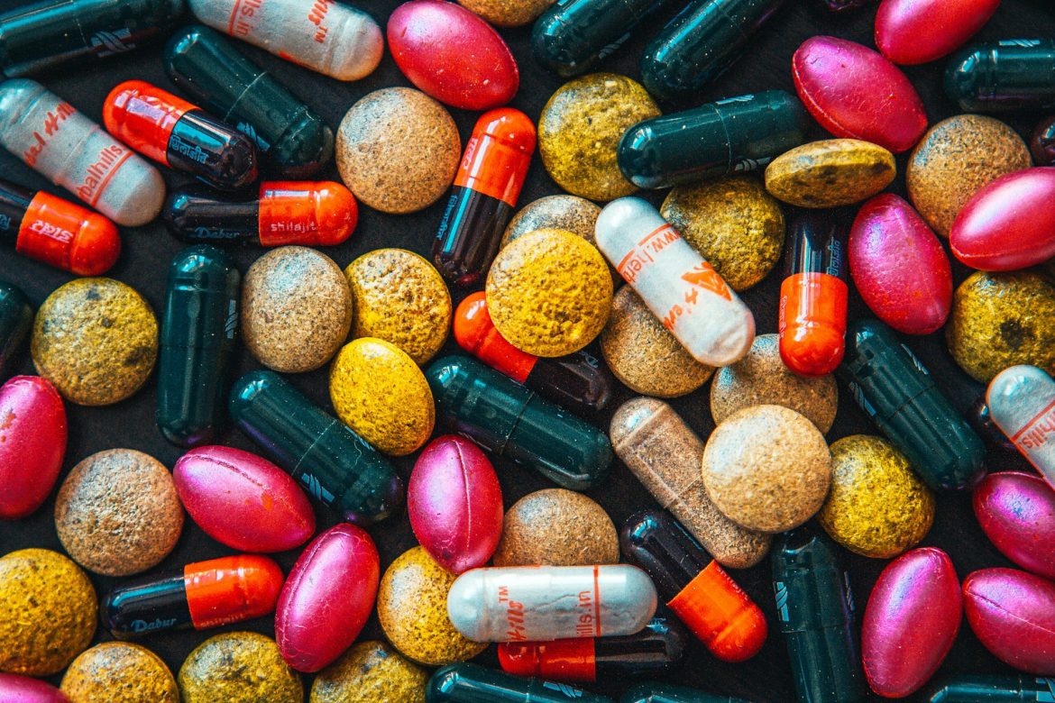 raimond-klavins-n-7HTOiJPso-unsplash multivitamin